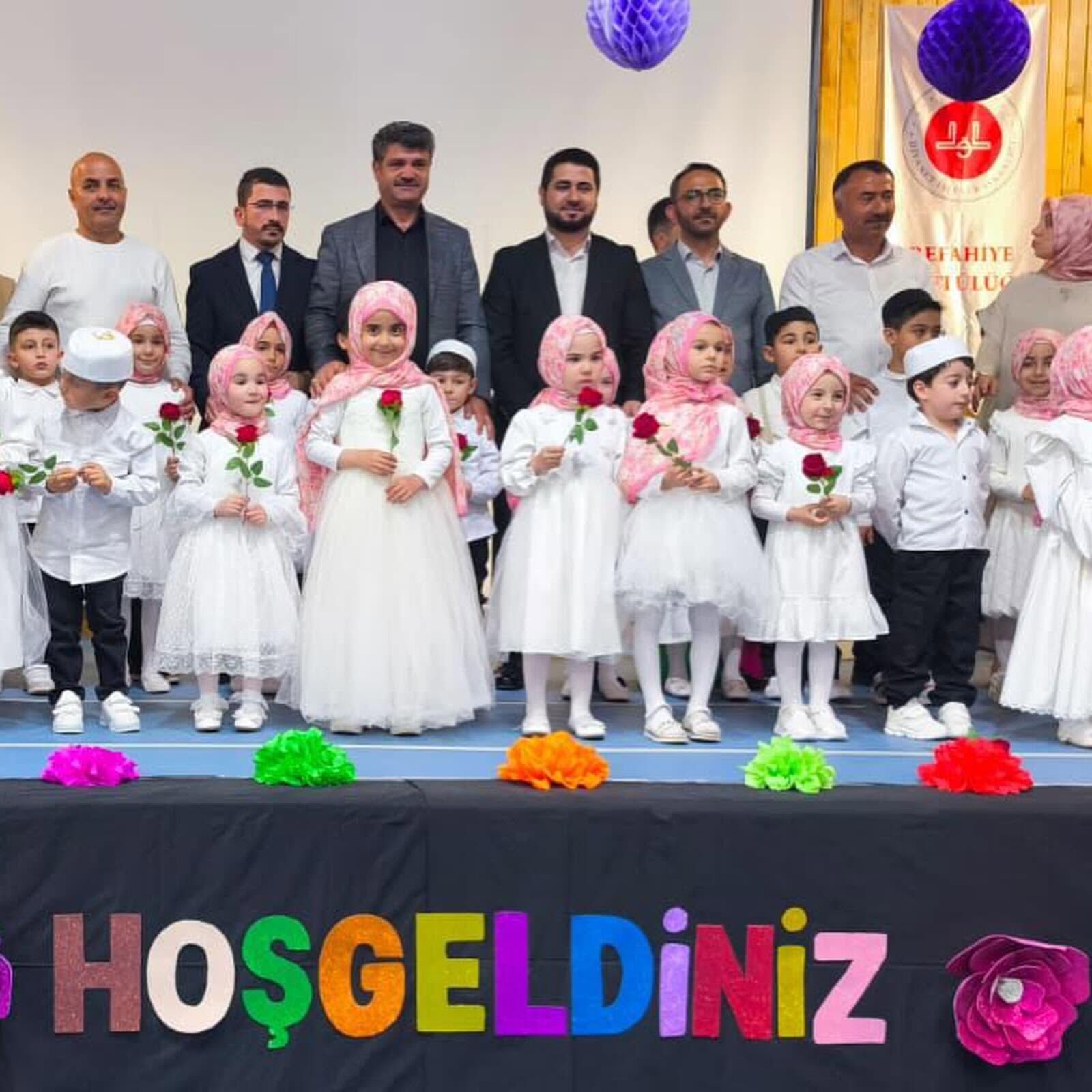 Refahiye'de Minik Öğrencilerün Mezuniyet Sevinçi (1)