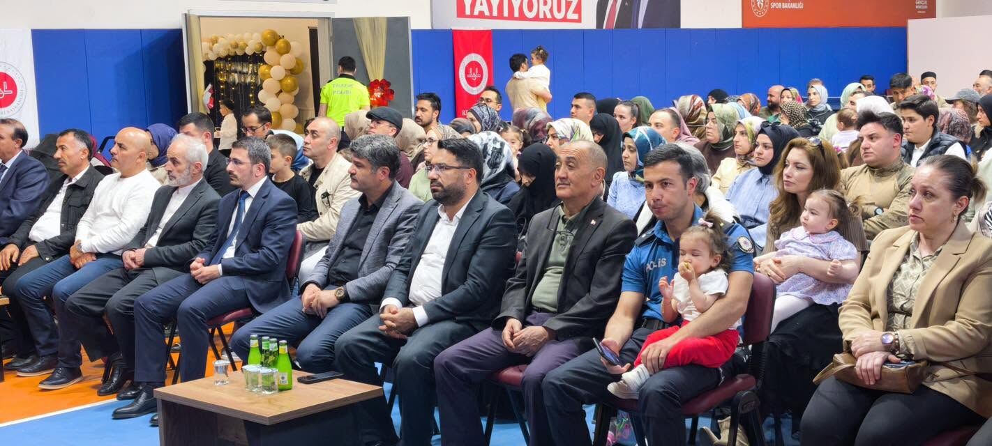 Refahiye'de Minik Öğrencilerün Mezuniyet Sevinçi (2)