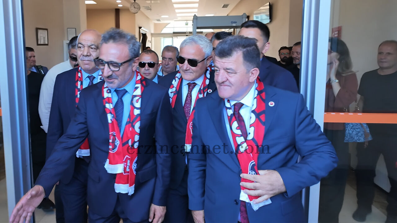 Yıllar Sonra Memleketine Döndü! Hamdi Ulukaya Erzincan'da Coşkuyla Karşılandı