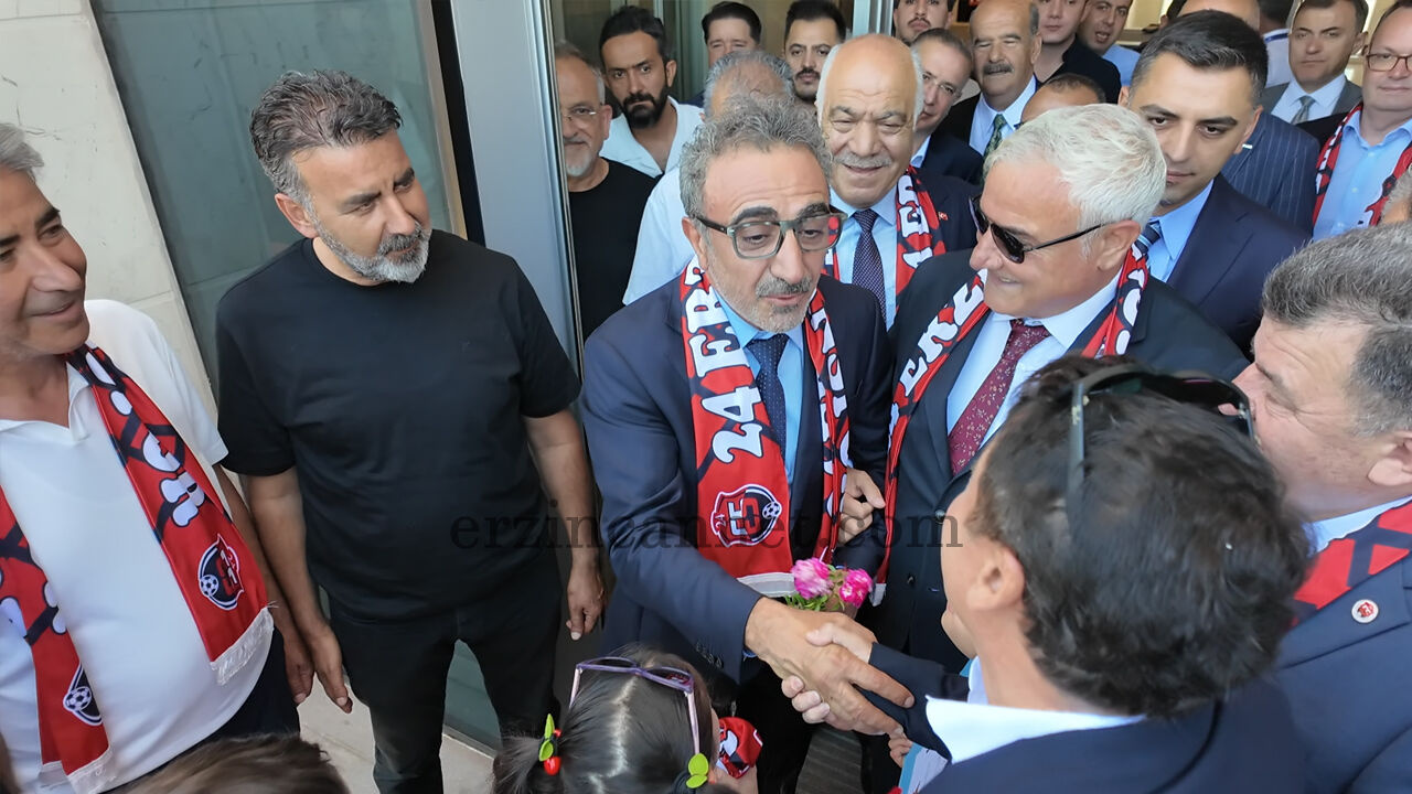 Yıllar Sonra Memleketine Döndü! Hamdi Ulukaya Erzincan'da Coşkuyla Karşılandı.1