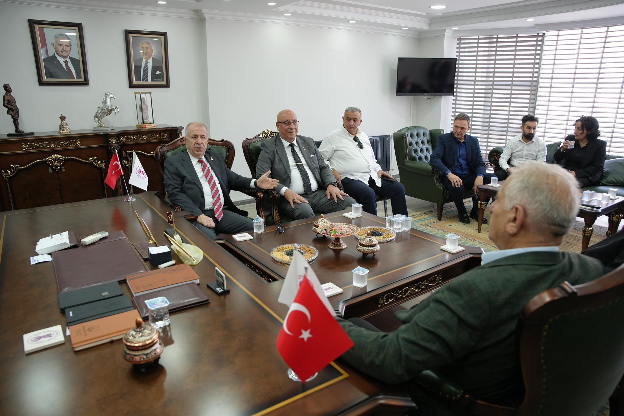 Zafer Partisi Esnaf Odalarında (3)