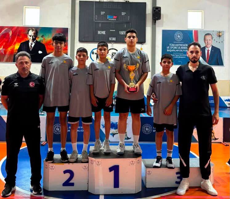 Anali̇g Badmi̇nton Grup Müsabakalarinda Çi̇fte Grup Bi̇ri̇nci̇li̇ği̇ (2)
