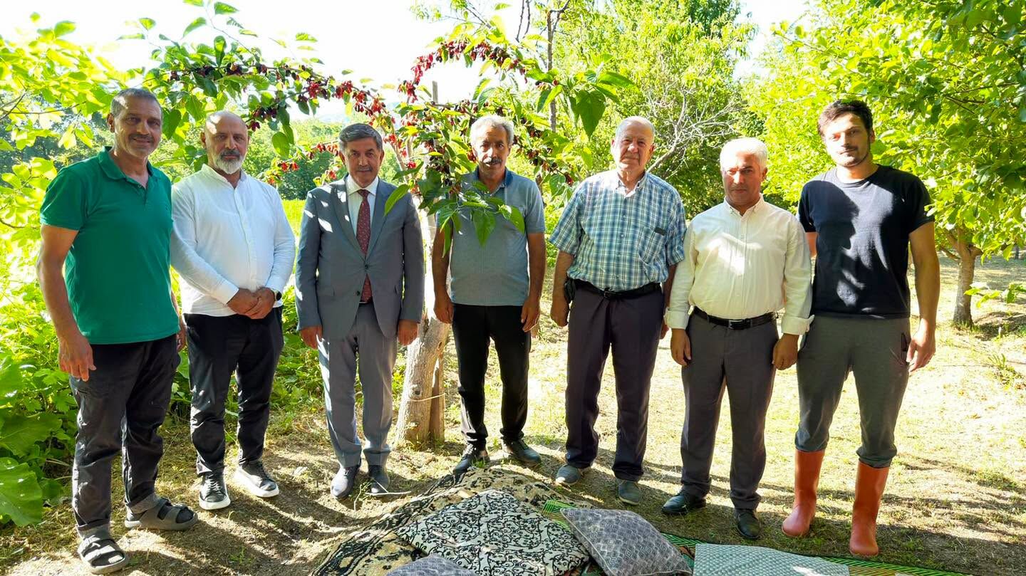 Başkan Bekir Aksun Dut Hasadına Katıldı Üreten Her Çiftçimizin Yanındayız (1)