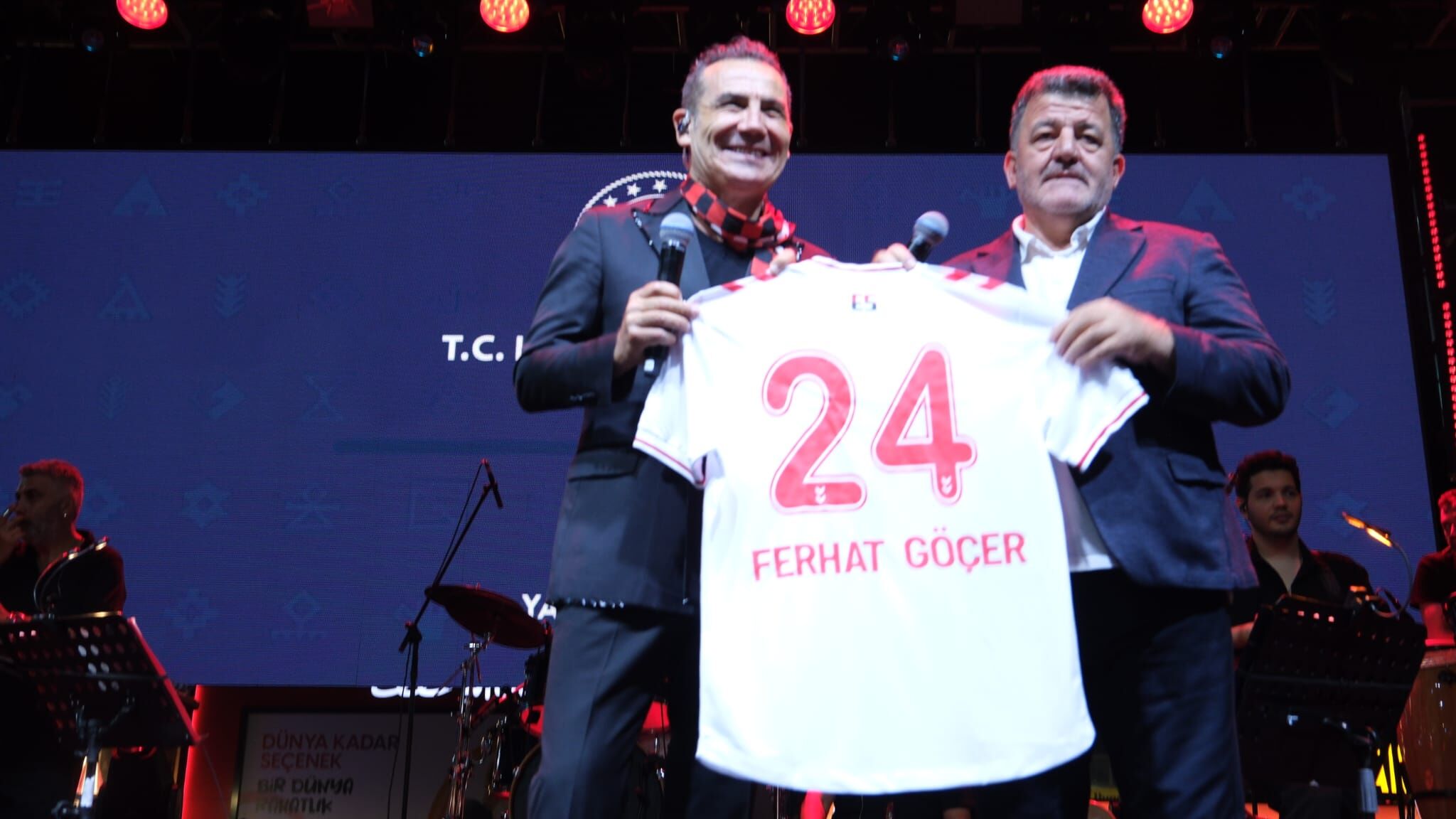 Erzincan'da Ferhat Göçer Rüzgârı! Meydan Doldu, Forma Hediyesi Geceye Damga Vurdu1