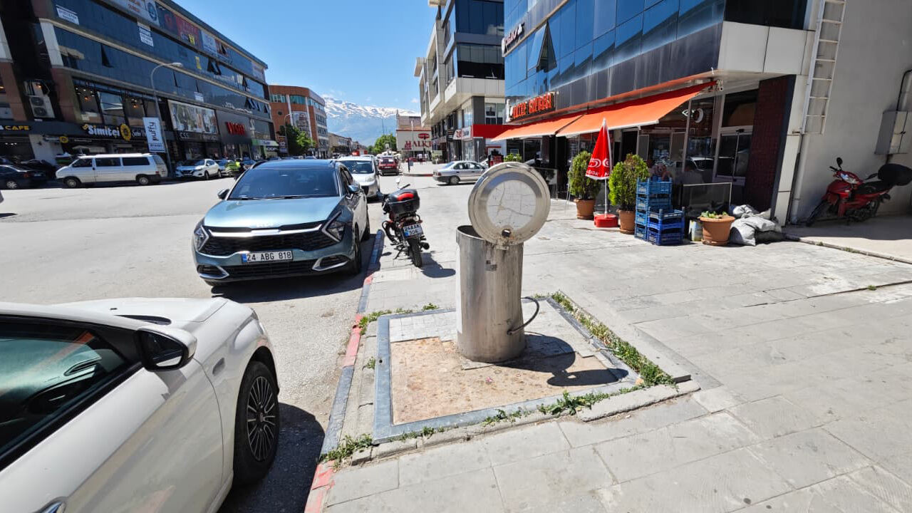 Erzincan'da İlk Yapıldığında Çok Güzeldi, Şimdi Bakım Bekliyor.1