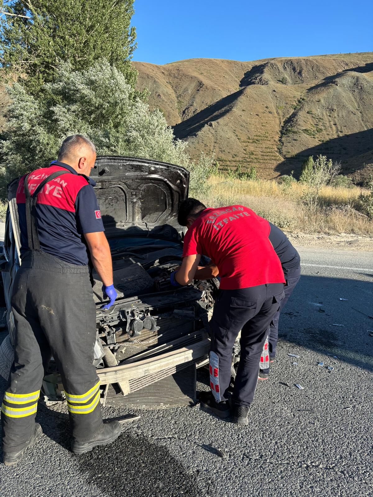 Erzincan'da Korkutan Kaza! 3 Kişi Yaralandı, İtfaiye Seferber Oldu1