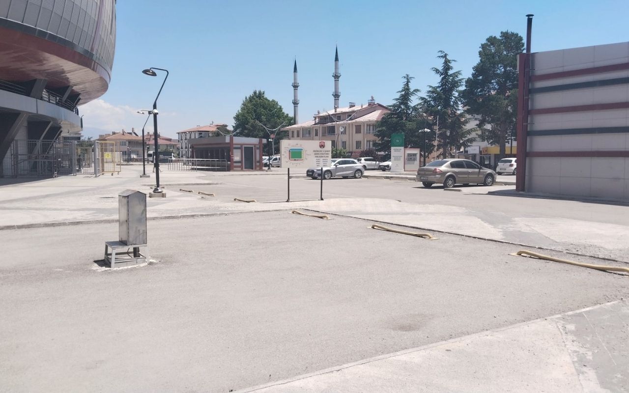Erzincan’da Milyonluk Yatırım Boş Kaldı Boş Arsalar Otopark Oldu 2