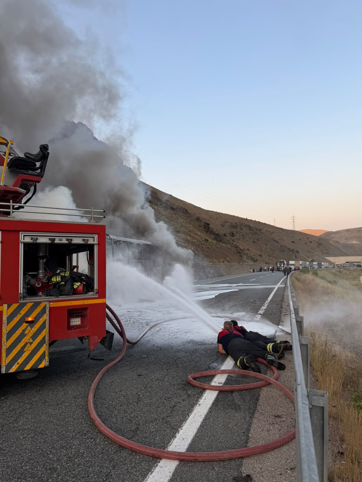 Erzincan'da Seyir Halindeki Yolcu Otobüsü Alev Alev Yandı! İtfaiye Zamana Karşı Yarıştı3