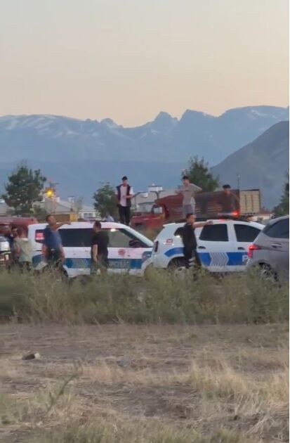Erzincan'da Toki̇ Bölgesinde Kavga! Polis Güçlükle Ayırdı3
