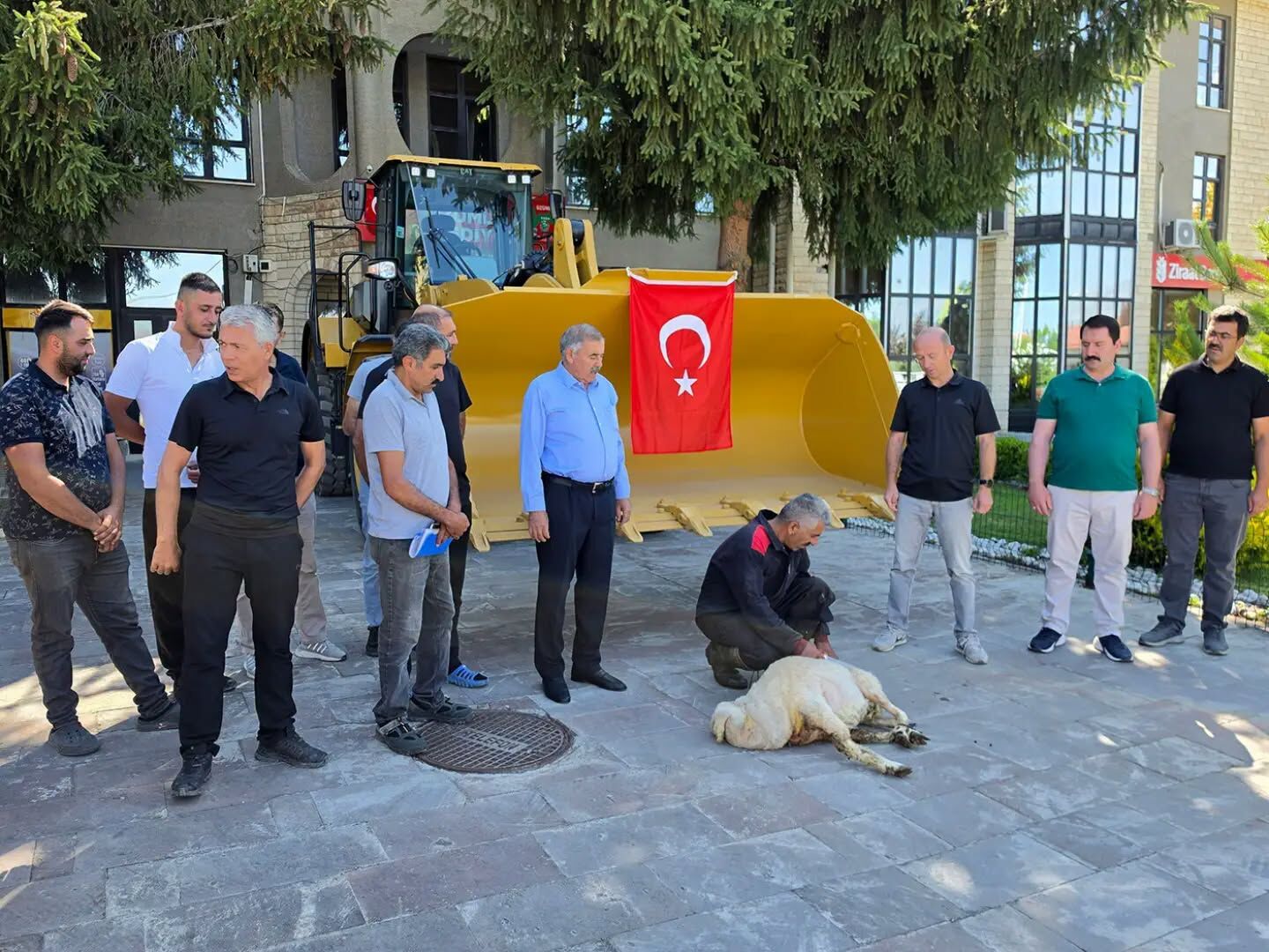 Erzincan'ın İlçesine Cat 950 Gc Lastikli Yükleyici.. (1)