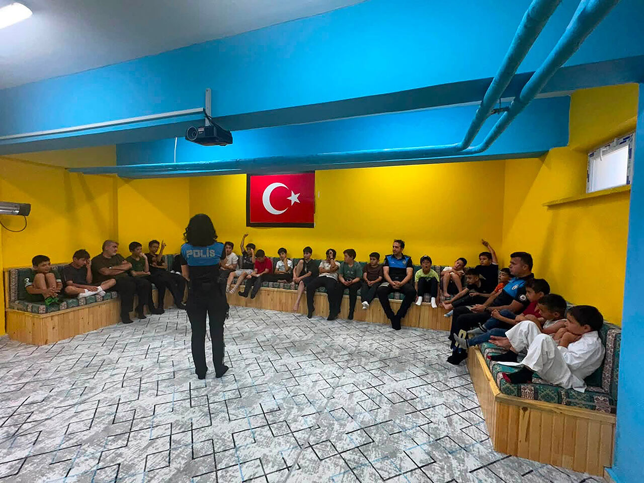 Erzincan'ın Polislerinden Minik Sporculara Güvenlik Eğitimi