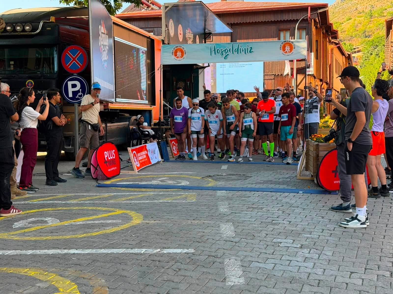 Kemaliye'de Nefes Kesen Yarış Başladı! Sporcular Doğanın Kalbine Koştu (1)