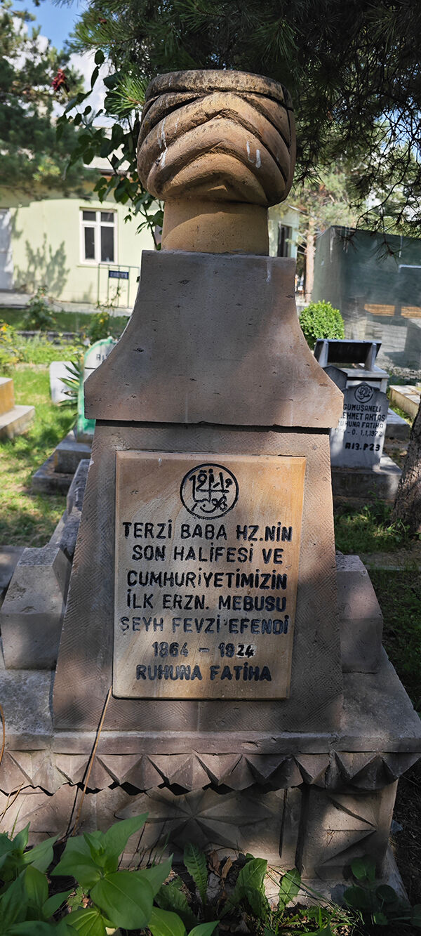 Atatürk’ün Yanındaki Erzincanlı Zat Kim Mezarı Erzincan’da3