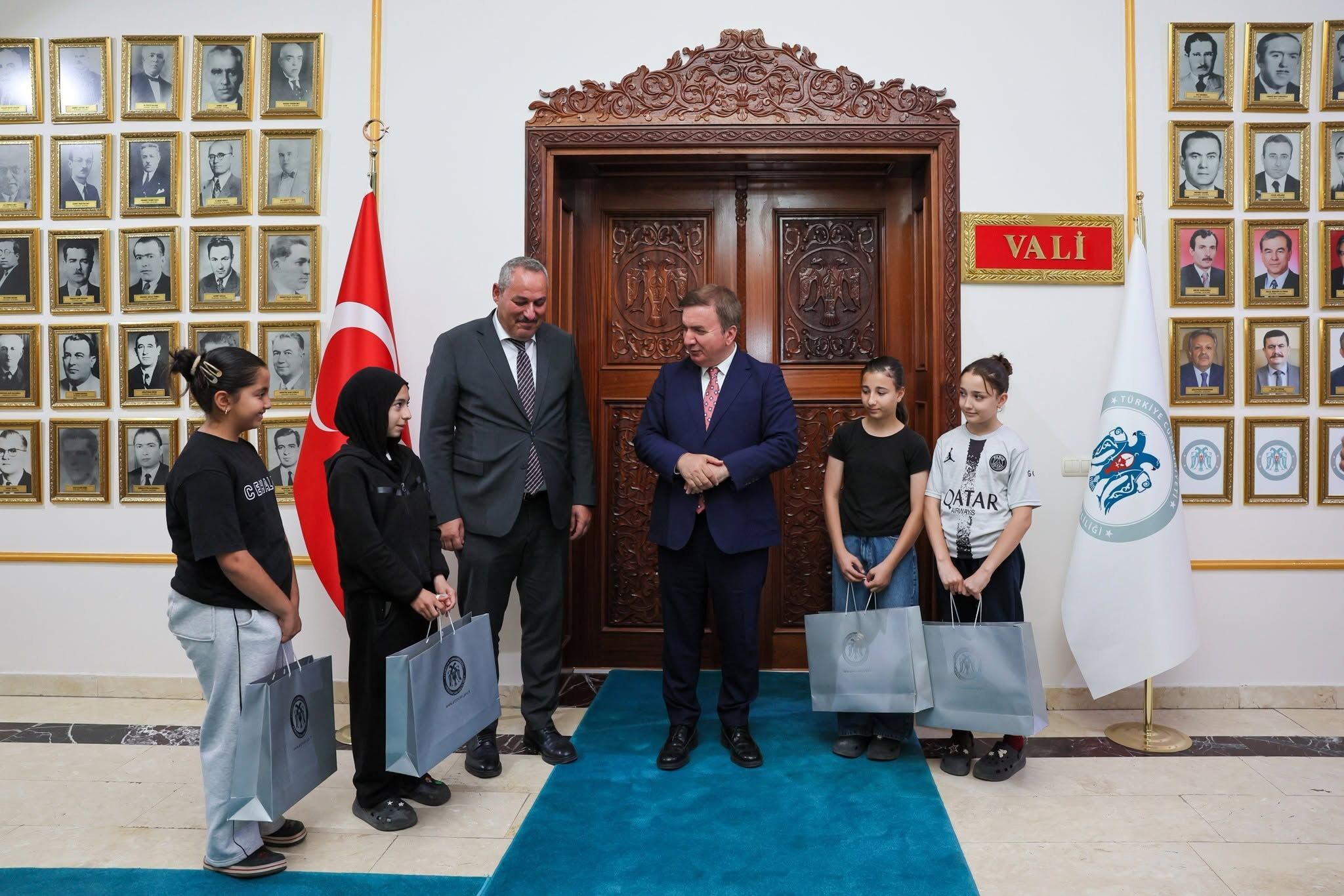 Başarılı Karatecilere Hediye Takdim Etti-1