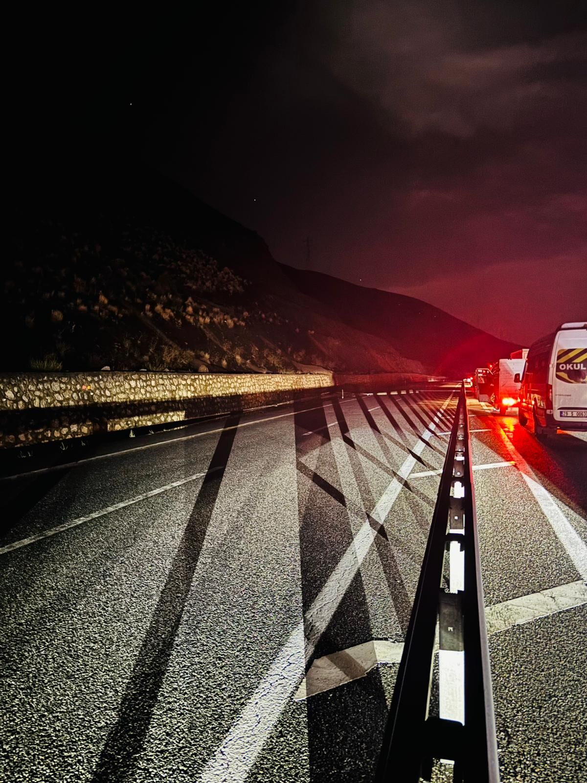 Erzincan Refahiye Yolunda Heyelan Alarmı! Araçlar Yolda Mahsur Kaldı1