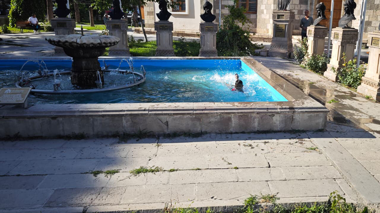 Erzincan’da Çocuklar Süs Havuzlarında Serinledi.1