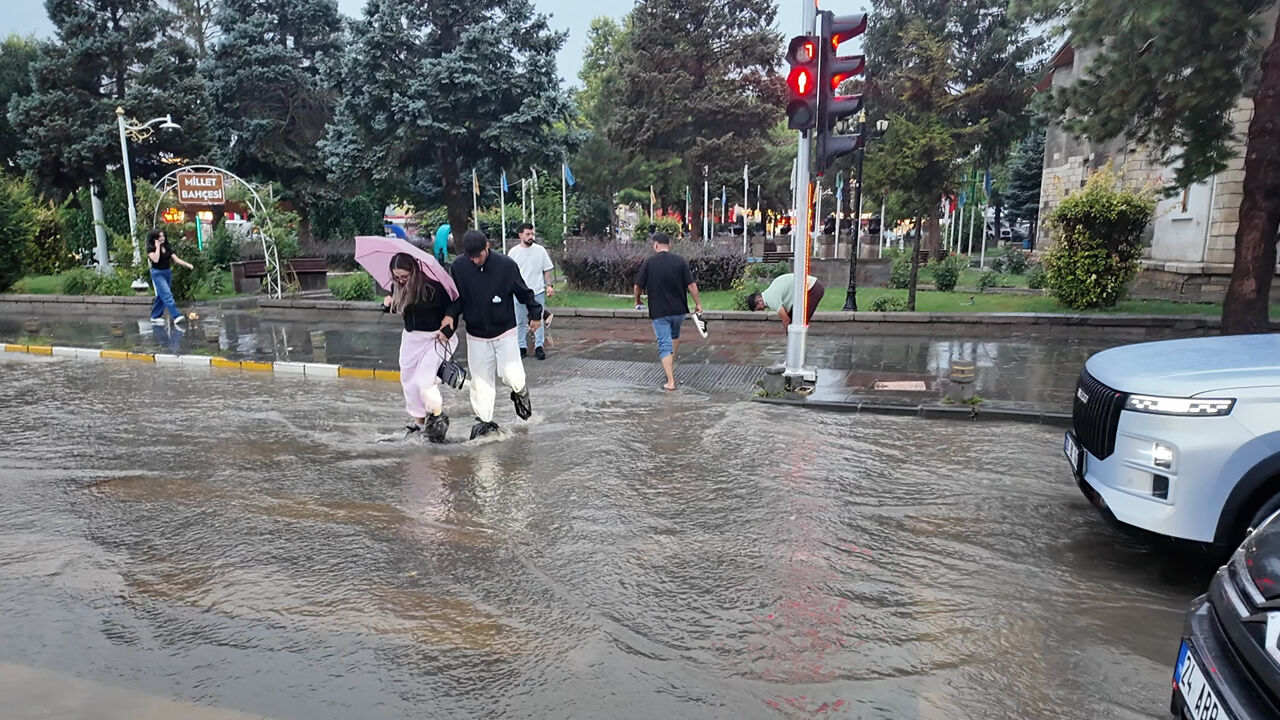 Erzincan’da Islanmamak İçin Ayakkabıları Ve Çoraplarını Çıkardılar 1