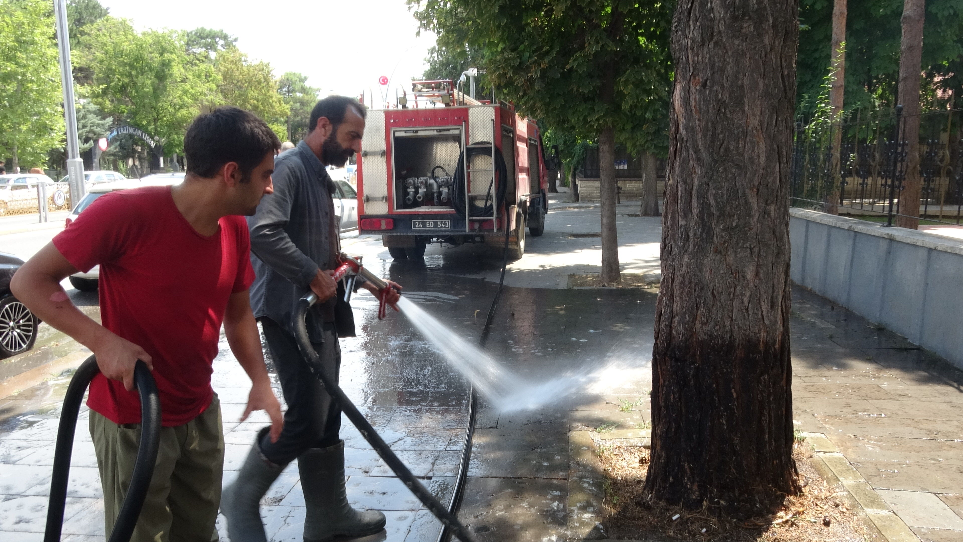 Erzincan’da İtfaiye Ekiplerinden Kaldırım Temizliği1