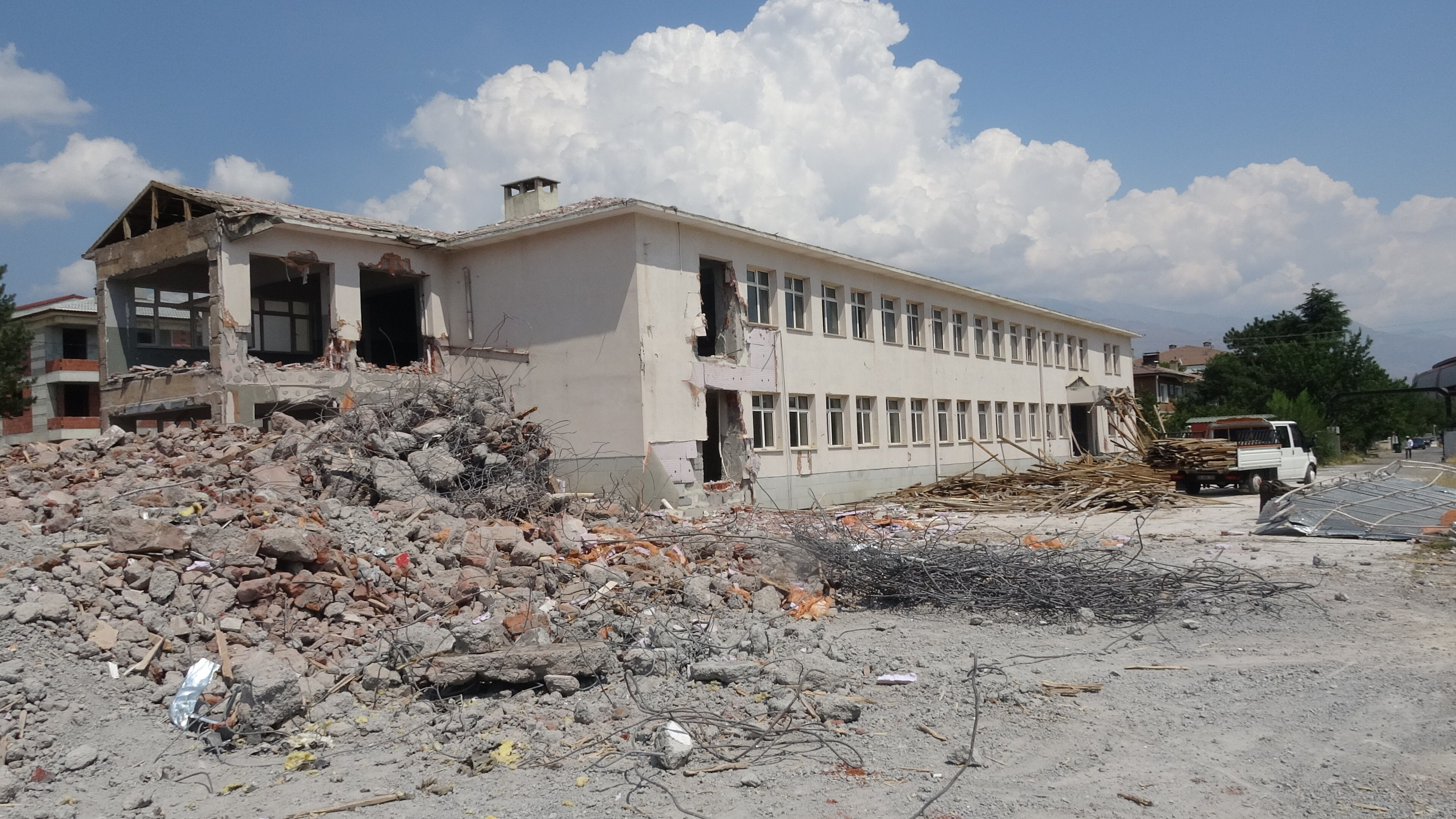 Erzincan’da Risk Taşıyan Kamu Binaları Yıkılıyor1