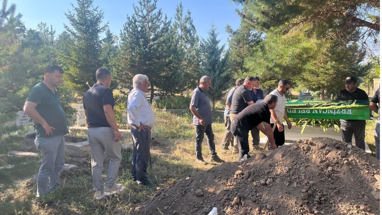Erzincan’da Yürek Yakan Kayıp Şehit Annesi Zinnet Mutlu Son Yolculuğuna Uğurlandı 3
