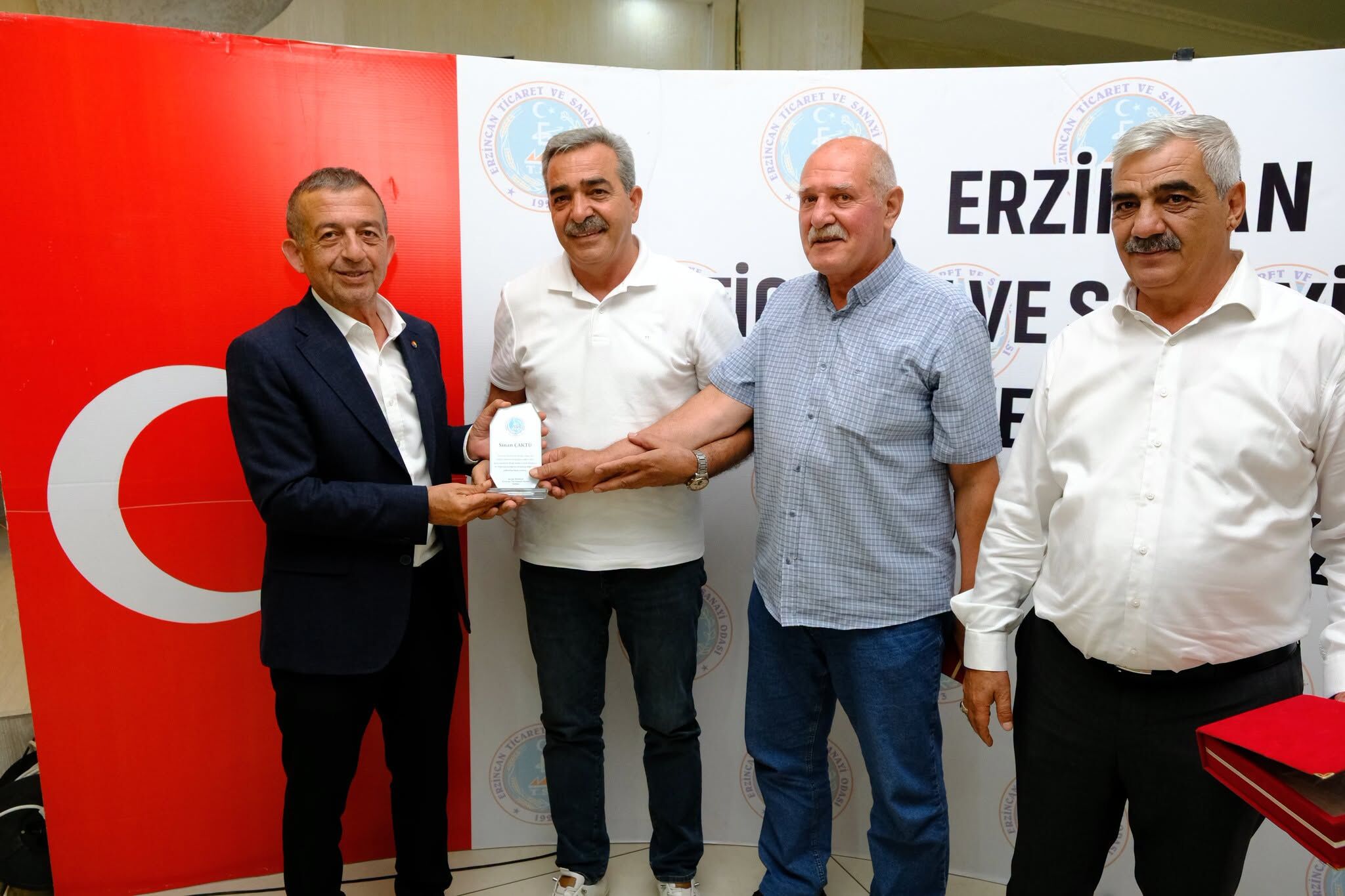 Erzincan’ın Ticaretine 40 Yıldır Katkı Sağlıyorlar 15 İsim Ödüllendirildi (2)