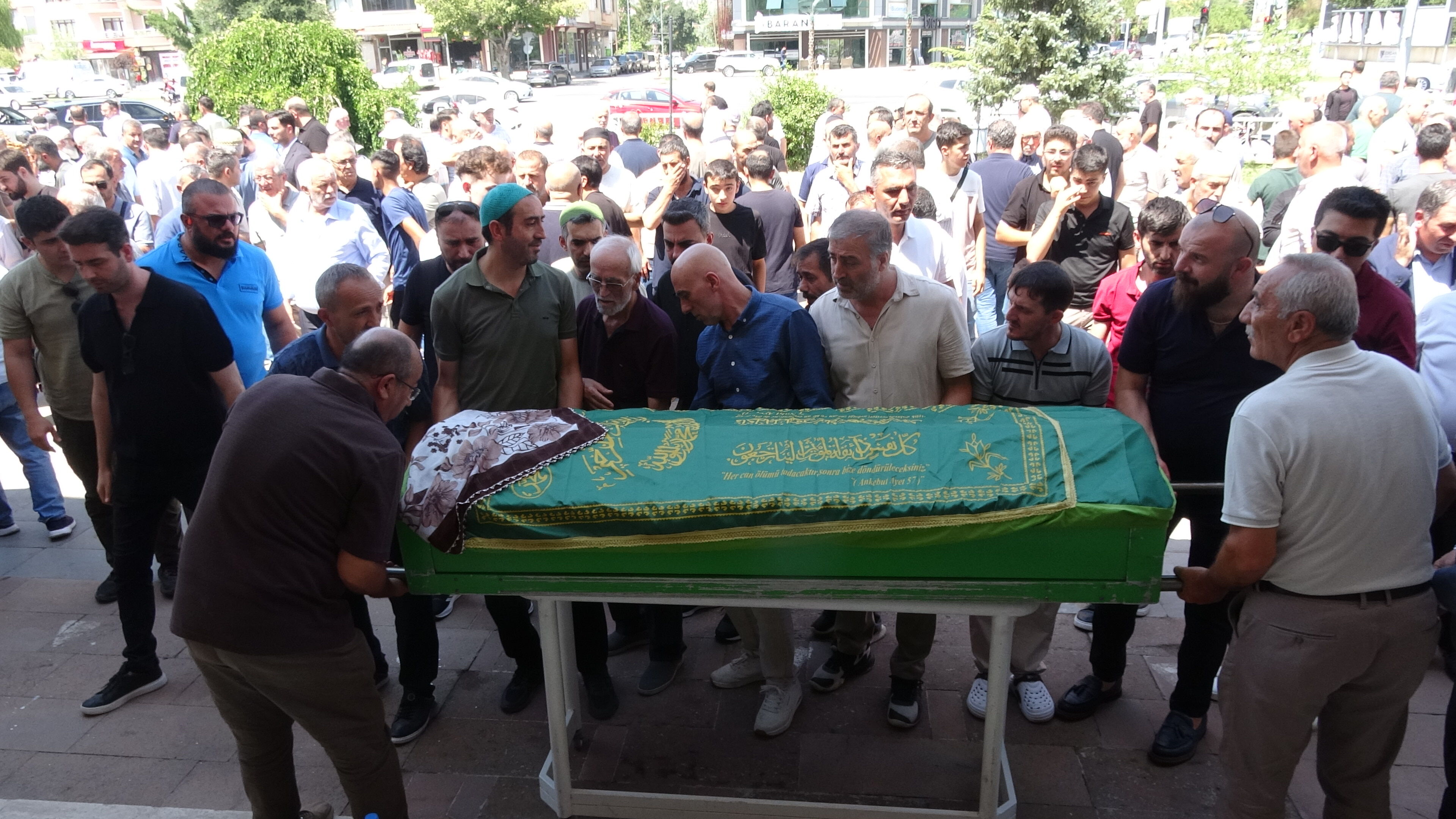 Erzincanlı Gazeteci Alparslan Kanmaz’ın Acı Günü Annesi Son Yolculuğuna Uğurlandı1