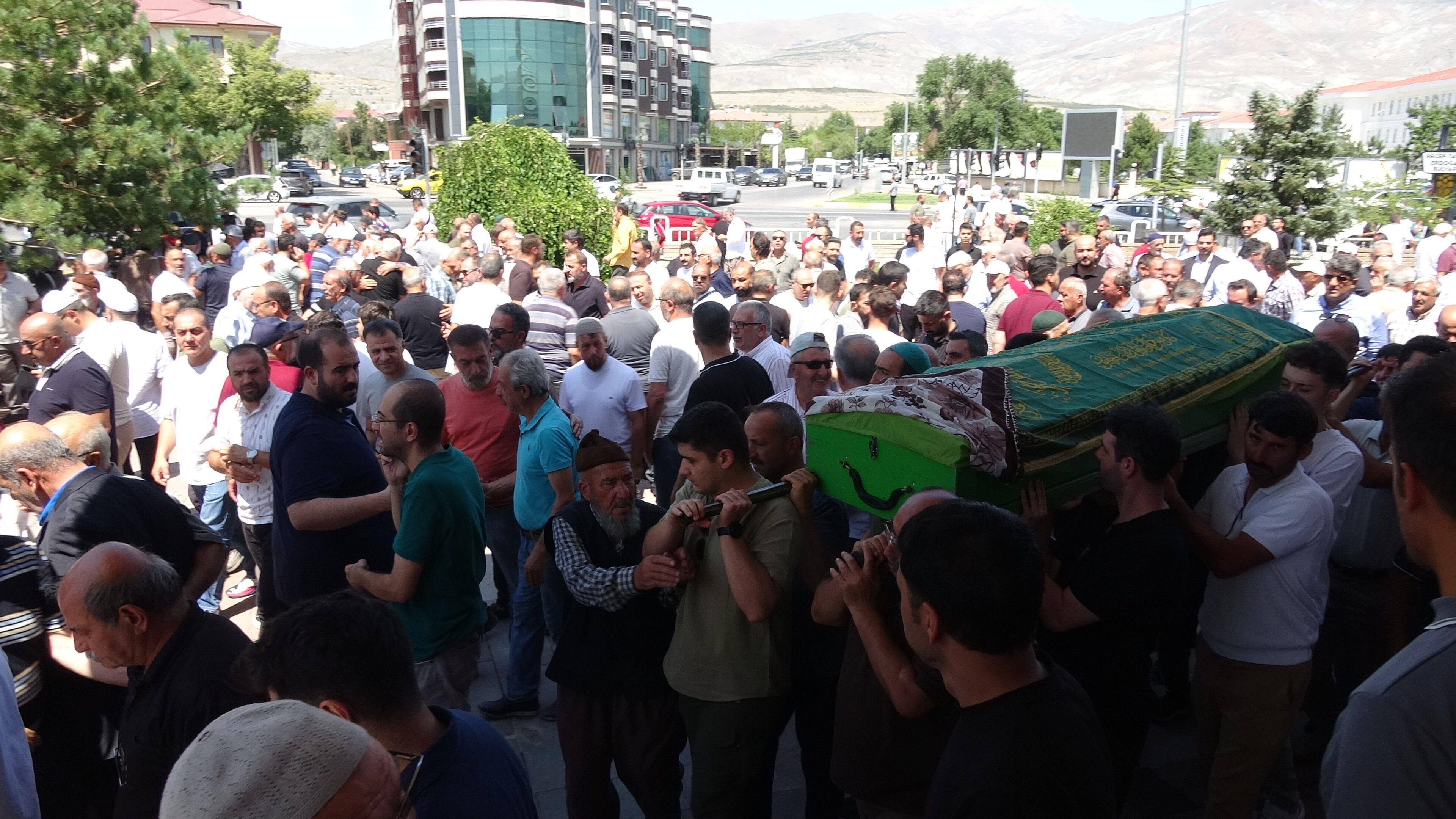 Erzincanlı Gazeteci Alparslan Kanmaz’ın Acı Günü Annesi Son Yolculuğuna Uğurlandı2