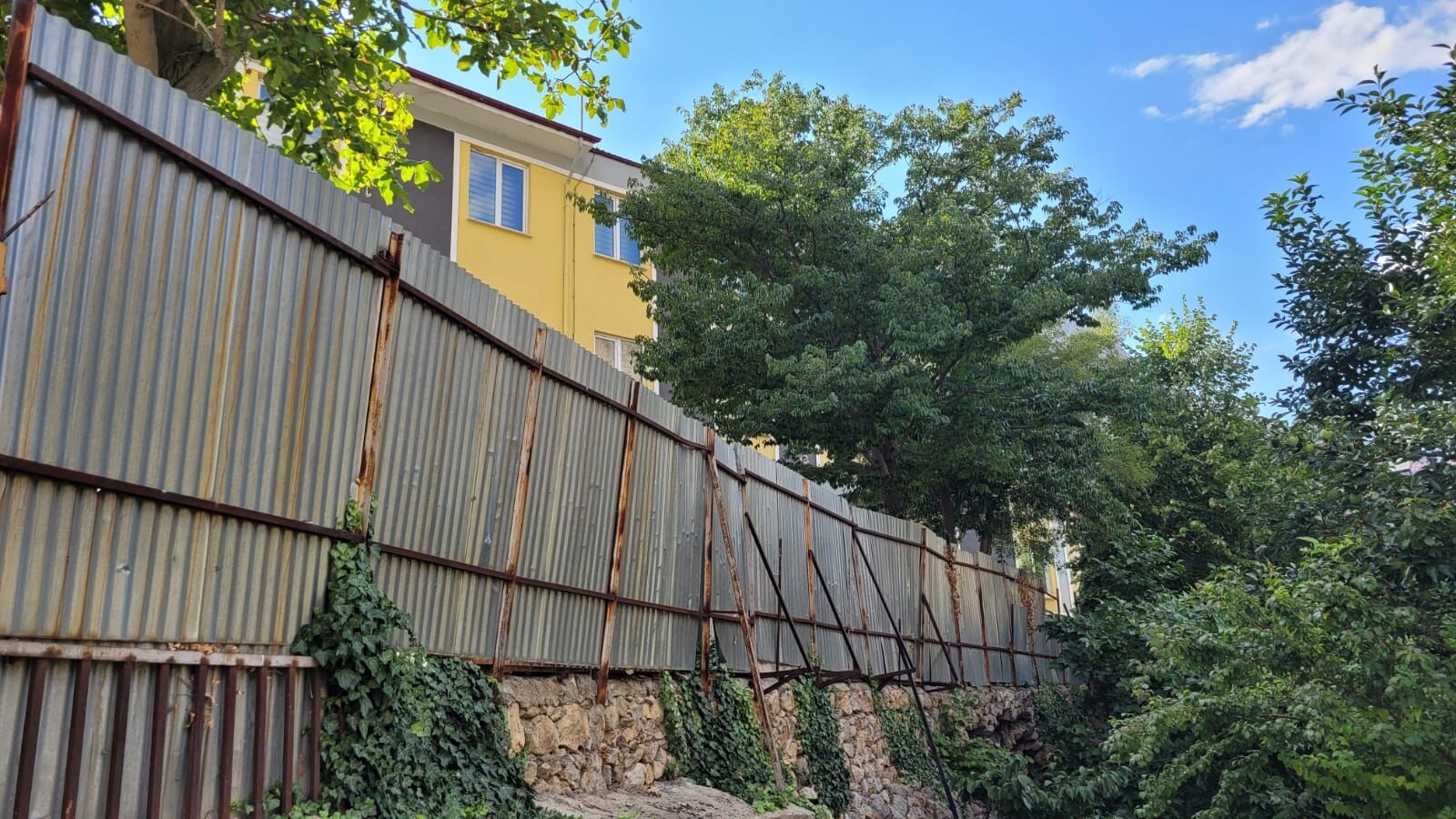 Kemaliye’de Tehlike Kapıda! Öğrencilerin Yanından Geçtiği İstinat Duvarı Aylardır Bekliyor