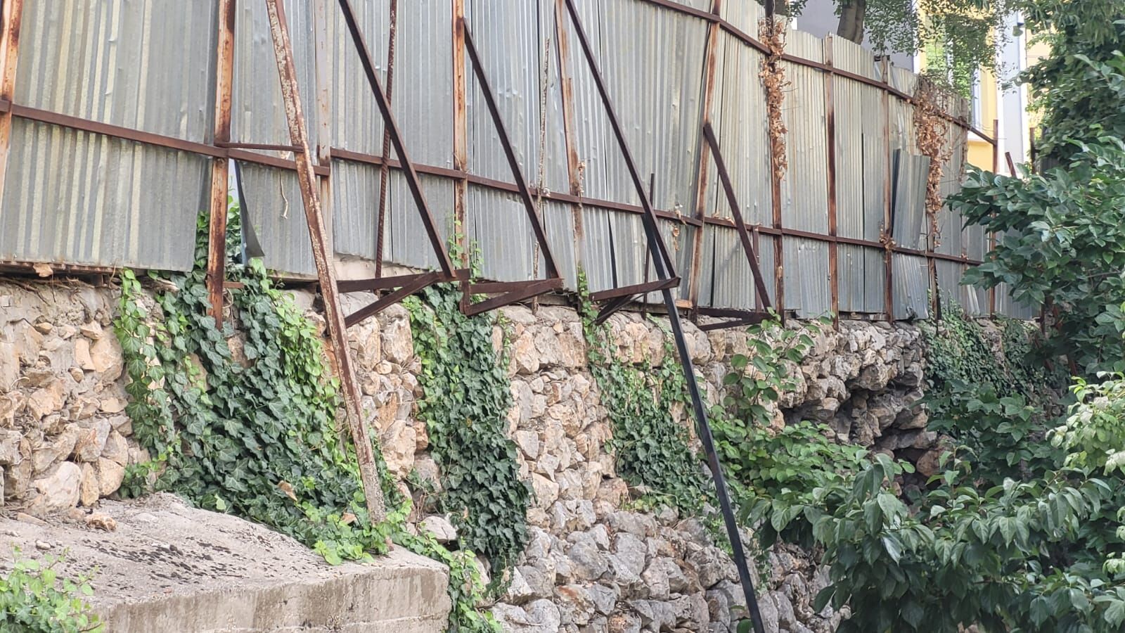 Kemaliye’de Tehlike Kapıda! Öğrencilerin Yanından Geçtiği İstinat Duvarı Aylardır Bekliyor1