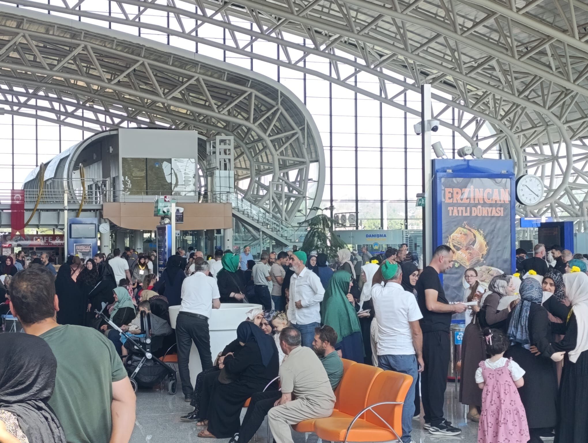 Kutsal Topraklara Erzincan’dan Doğrudan Uçuş Havalimanında Sarı Papatyalı Umre Uğurlaması (3)