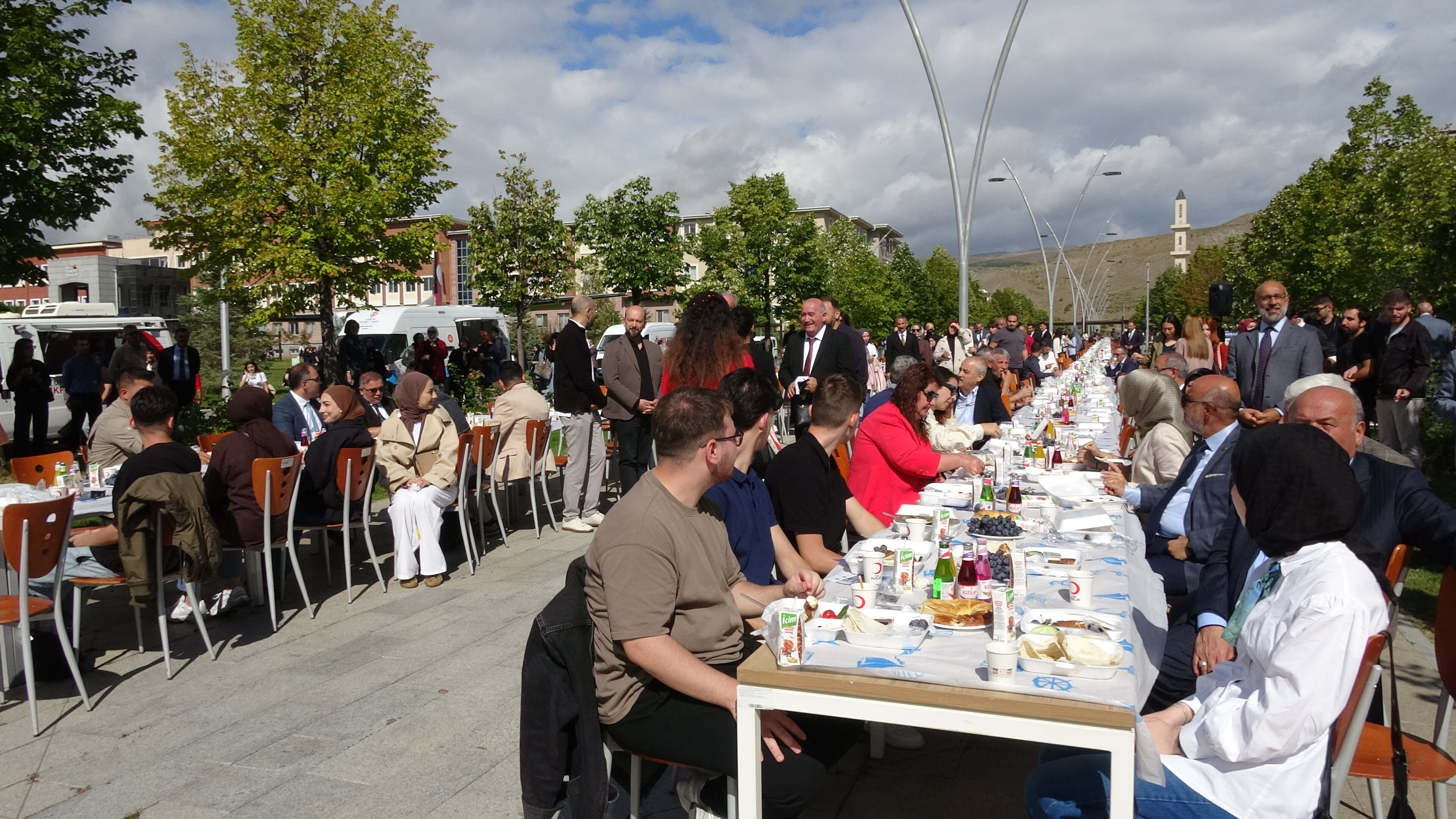 Binlerce Öğrenci Aynı Sofrada! Erzincan’da Üniversiteye Sıcak Karşılama5