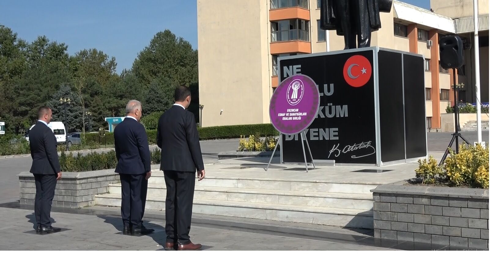 Çelenk Sunumu