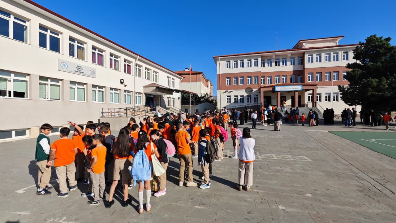 Erzincan’da Bahçe Görevlilerinin Mesaisi Başladı.1