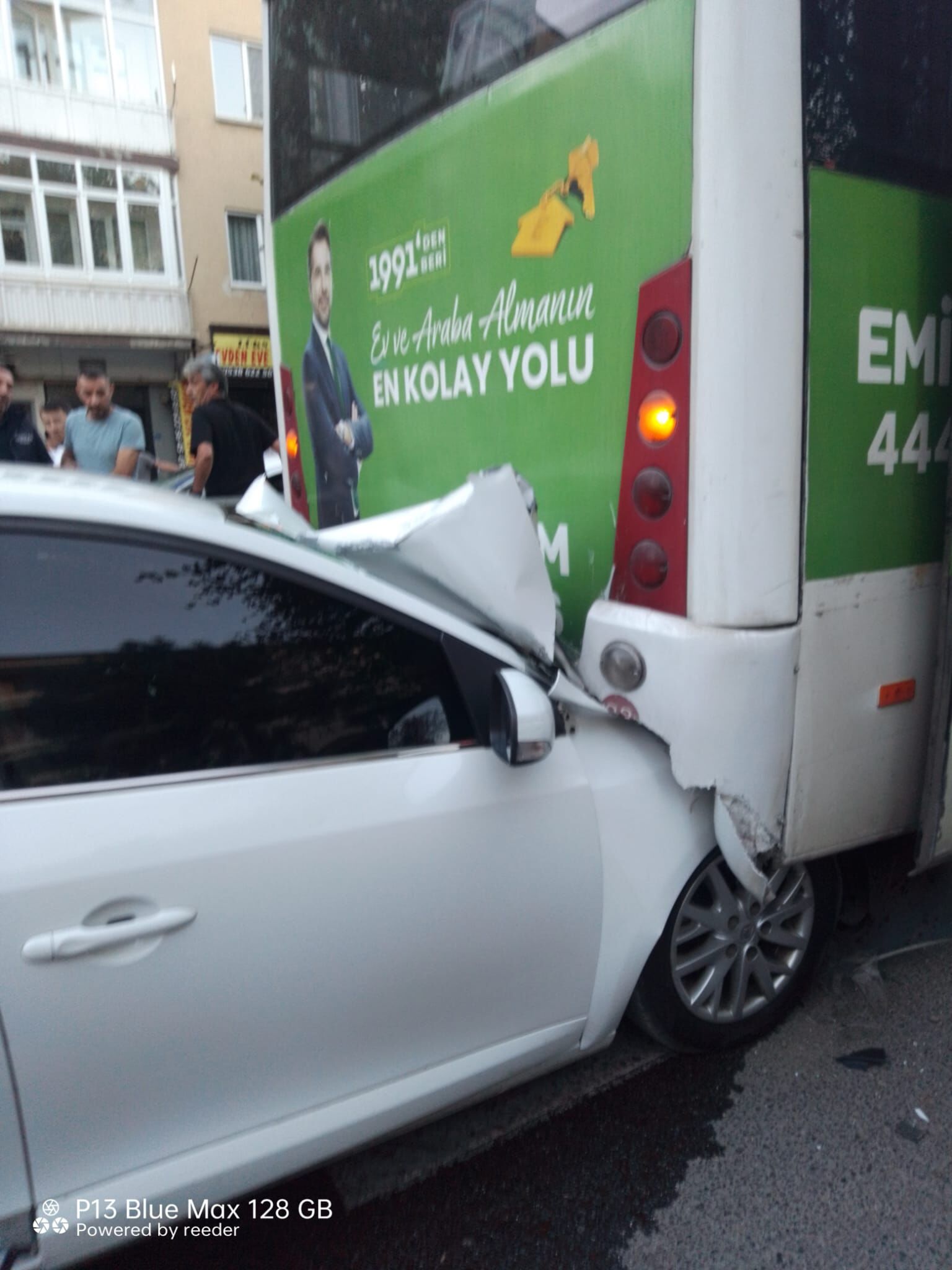 Erzincan’da Feci Kaza! Otomobil Belediye Otobüsüne Saplandı1