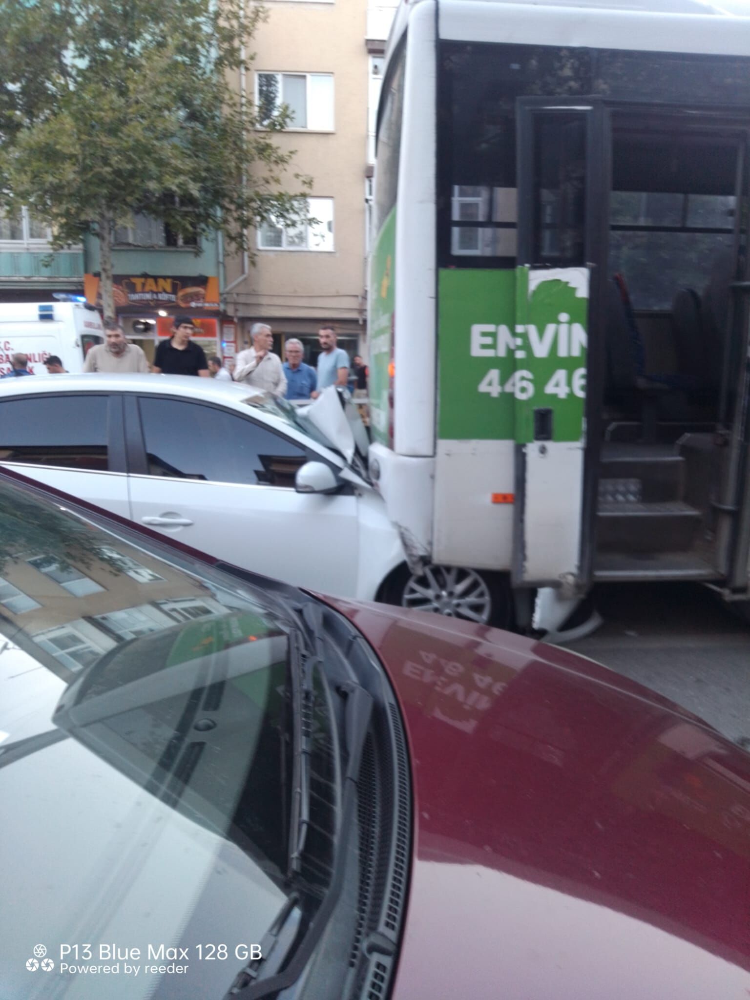 Erzincan’da Feci Kaza! Otomobil Belediye Otobüsüne Saplandı2