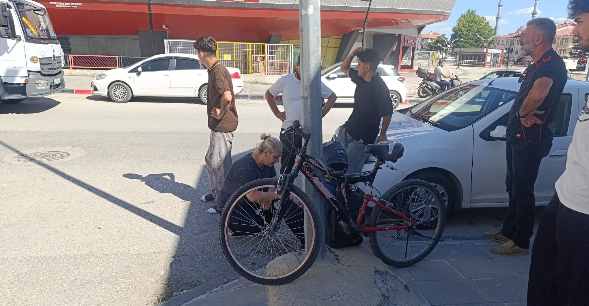 Erzincan’da Otomobil Ile Motosiklet Çarpıştı!1