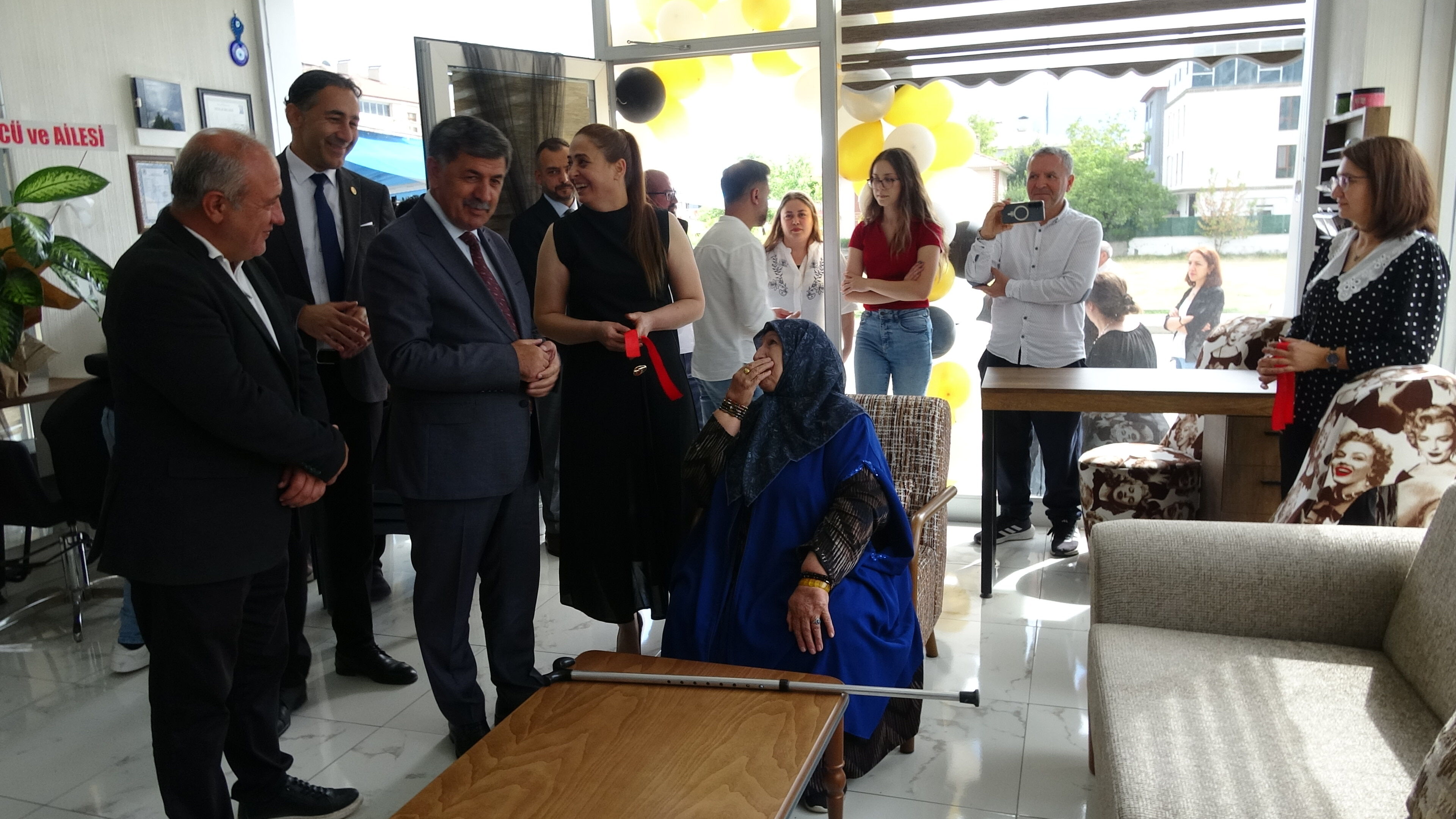 Erzincan’daki Açılışta Renkli Anlar Başkan Aksun Ve Yaşlı Teyzenin Söyleşisi Güldürdü!-1