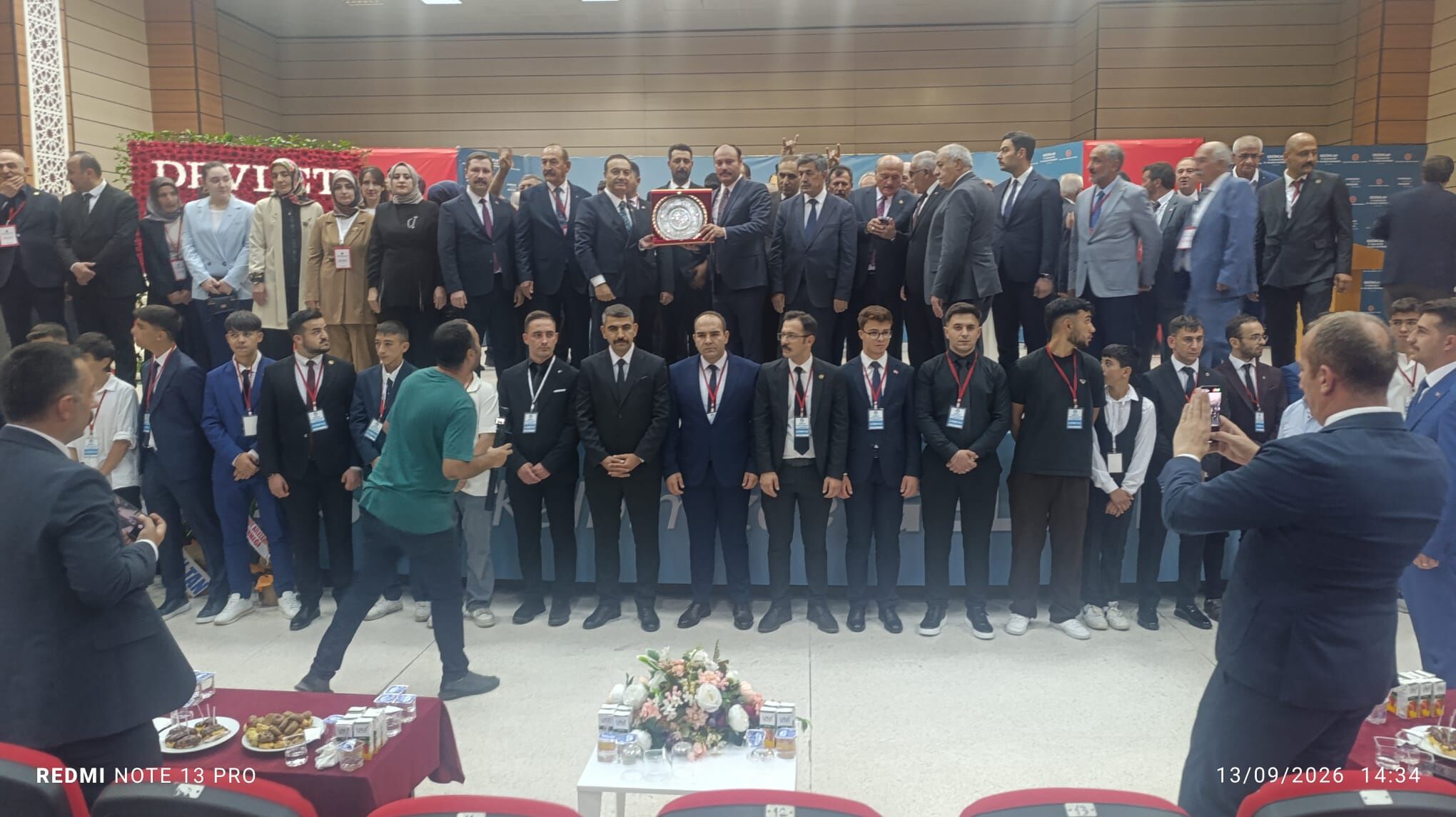 Plaket Takdim Edildi
