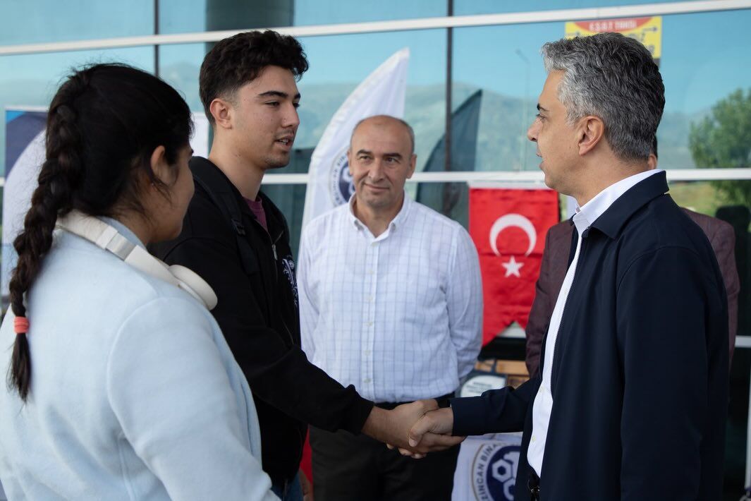 Rektör Kuyrukluyıldız Öğrencileri Karşıladı (2)