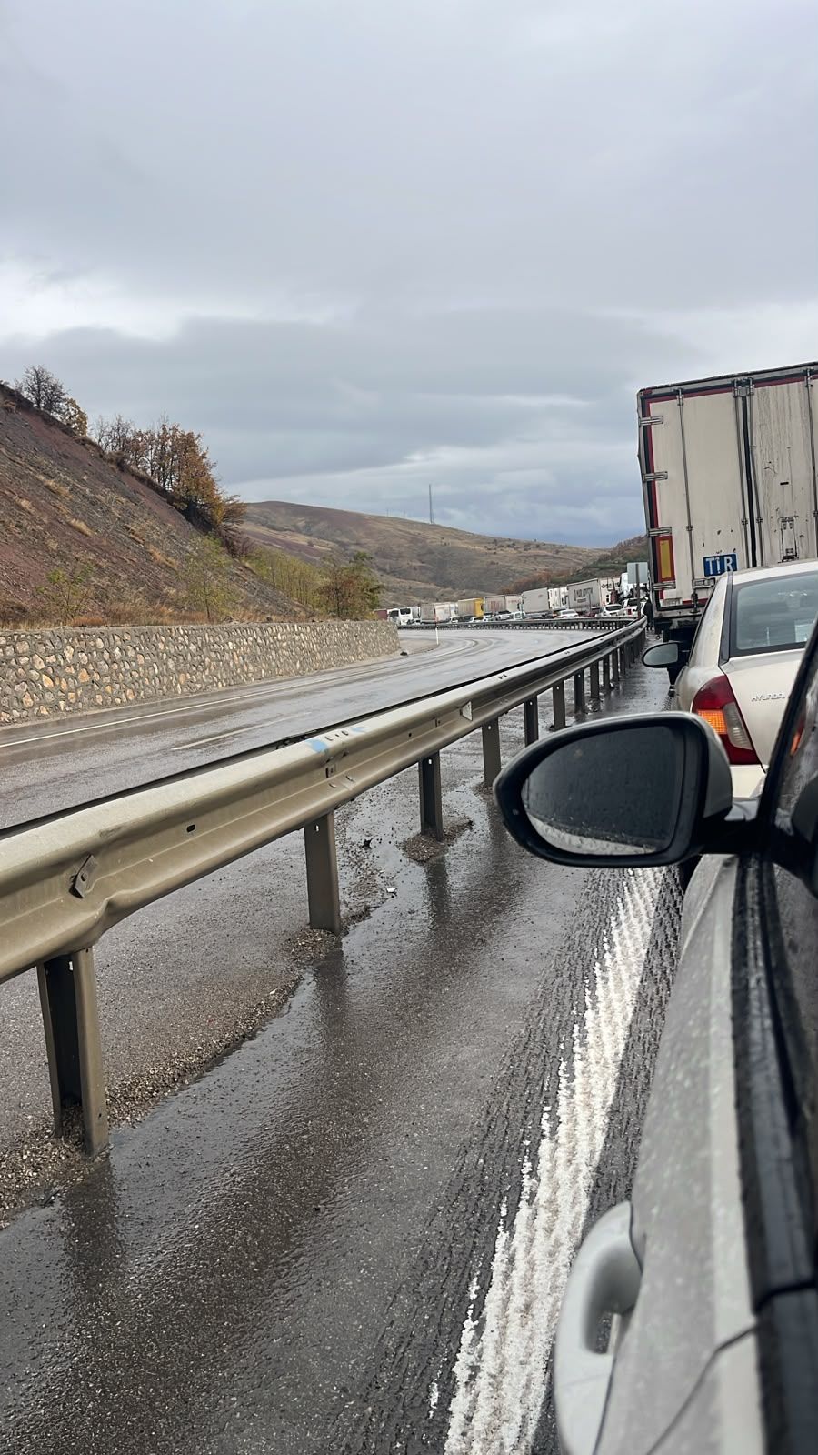 Erzincan Yolunda Peş Peşe Çarpışma! Kazaya 3 Araç Karıştı