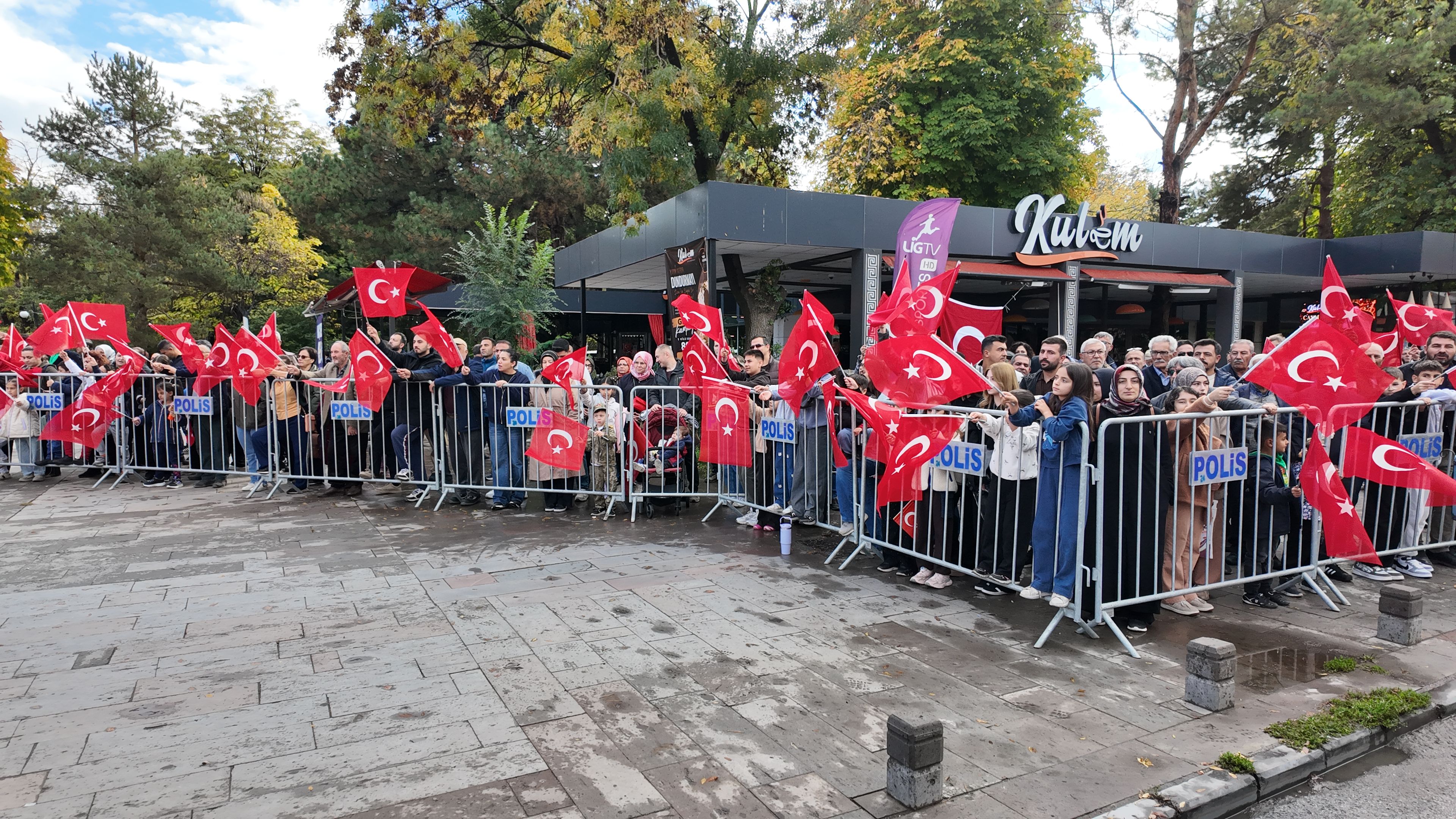 Erzincan’da 29 Ekim Coşkusu! Ordu Caddesi’nde Gurur Dolu Geçit3