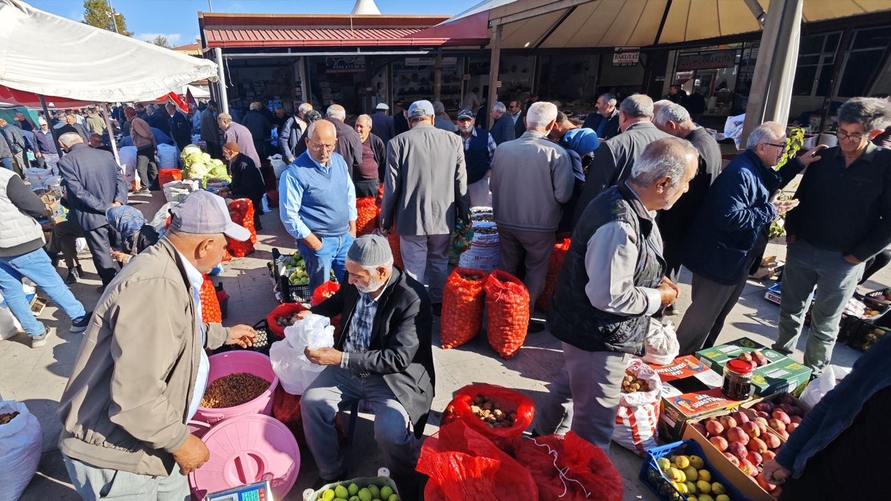 Erzincan'da Köylü Pazarında Ceviz ve Kuşburnu Fiyatları...