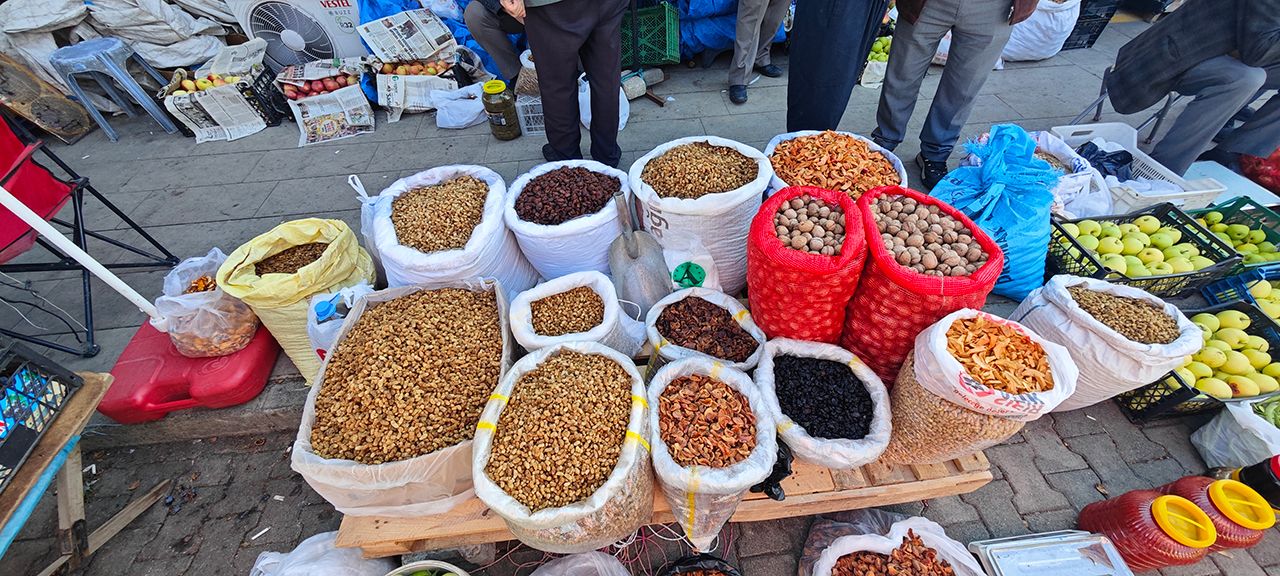 Erzincan'da Köylü Pazarında Ceviz Ve Kuşburnu Fiyatları...1