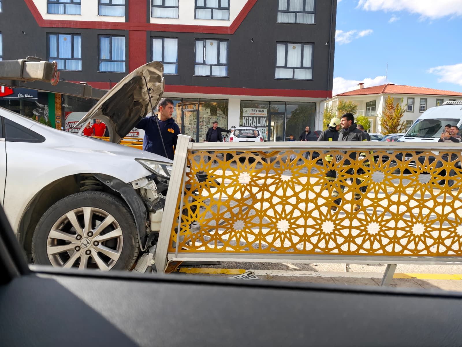 Erzincan’da Otomobil Refüje Daldı! Facianın Eşiğinden Dönüldü3