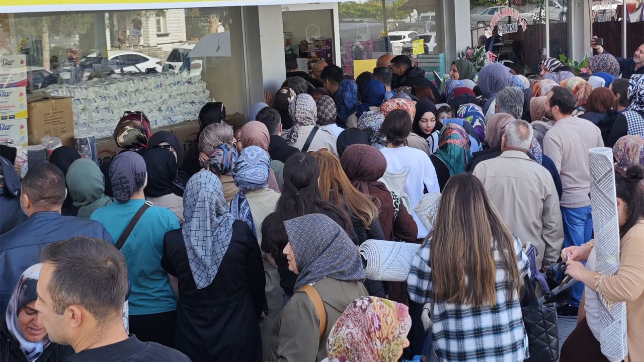 Erzincan'da Ucuz Mağaza Açılışında Yoğunluk Yaşandı