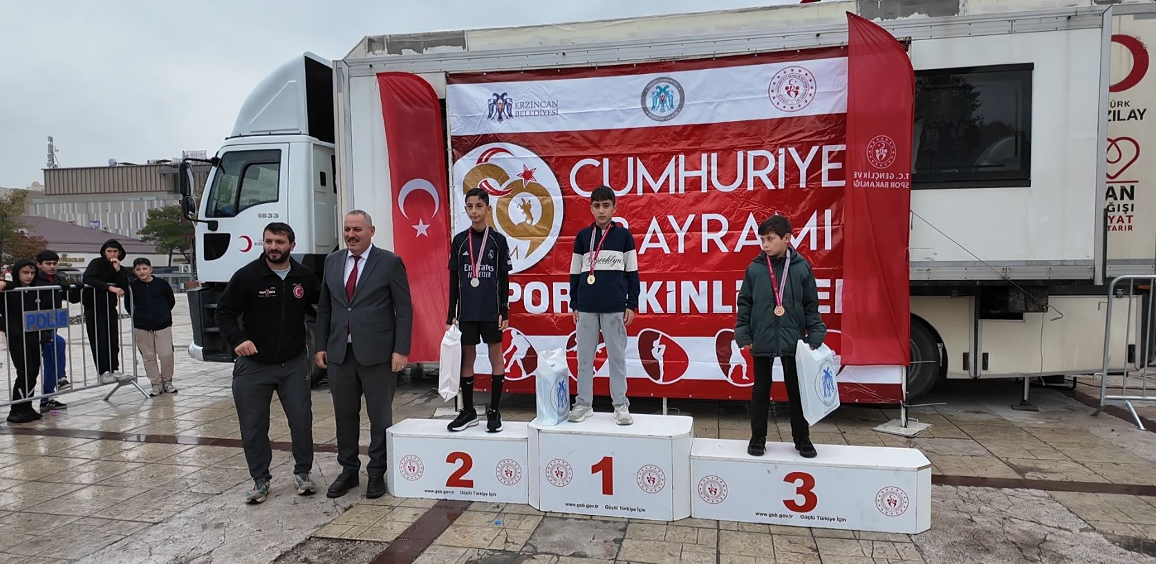 Erzincan'da Yağmura Aldırmadılar, Cumhuriyet Coşkusunu 1500 Metreye Taşıdılar! (1)5