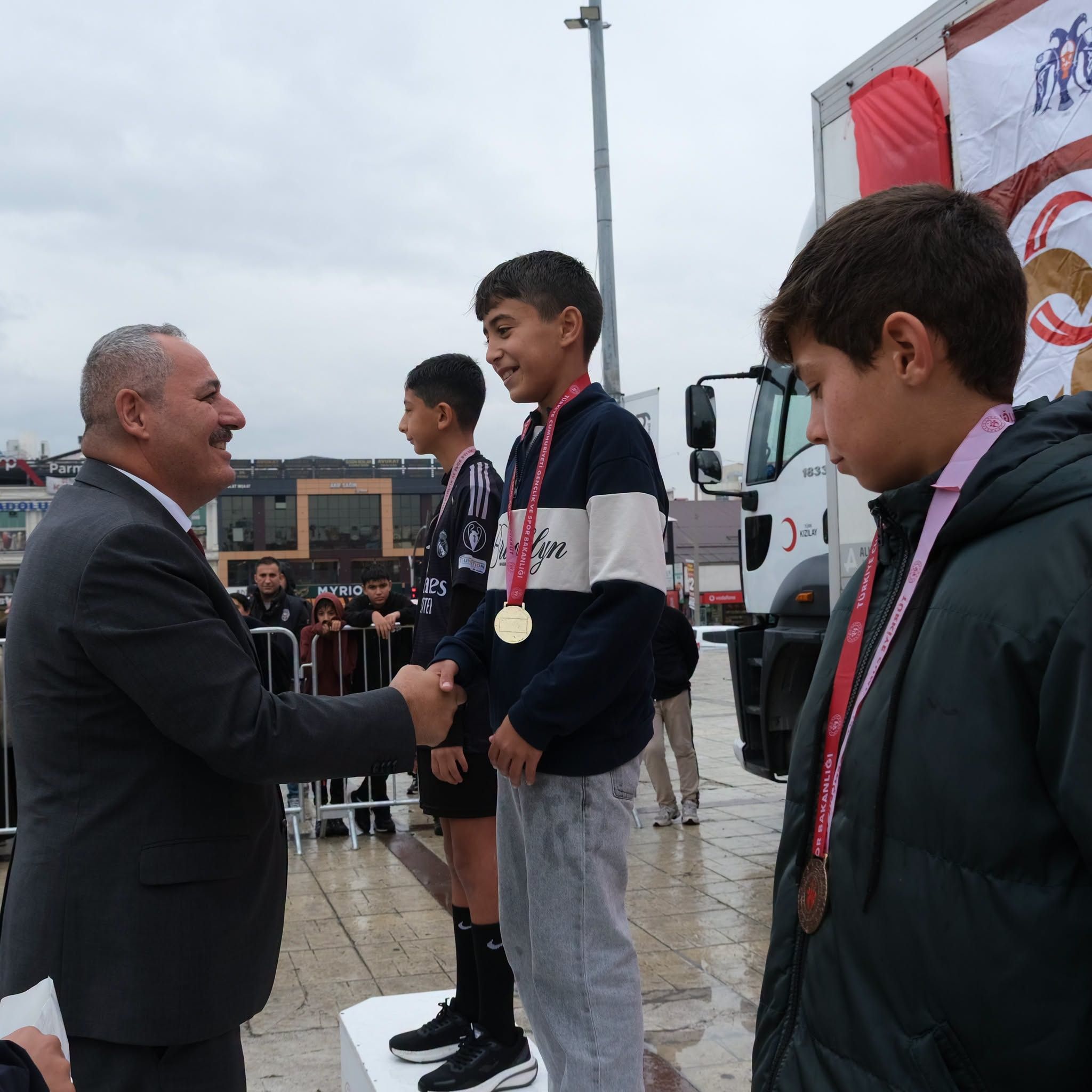 Erzincan'da Yağmura Aldırmadılar, Cumhuriyet Coşkusunu 1500 Metreye Taşıdılar! (4)