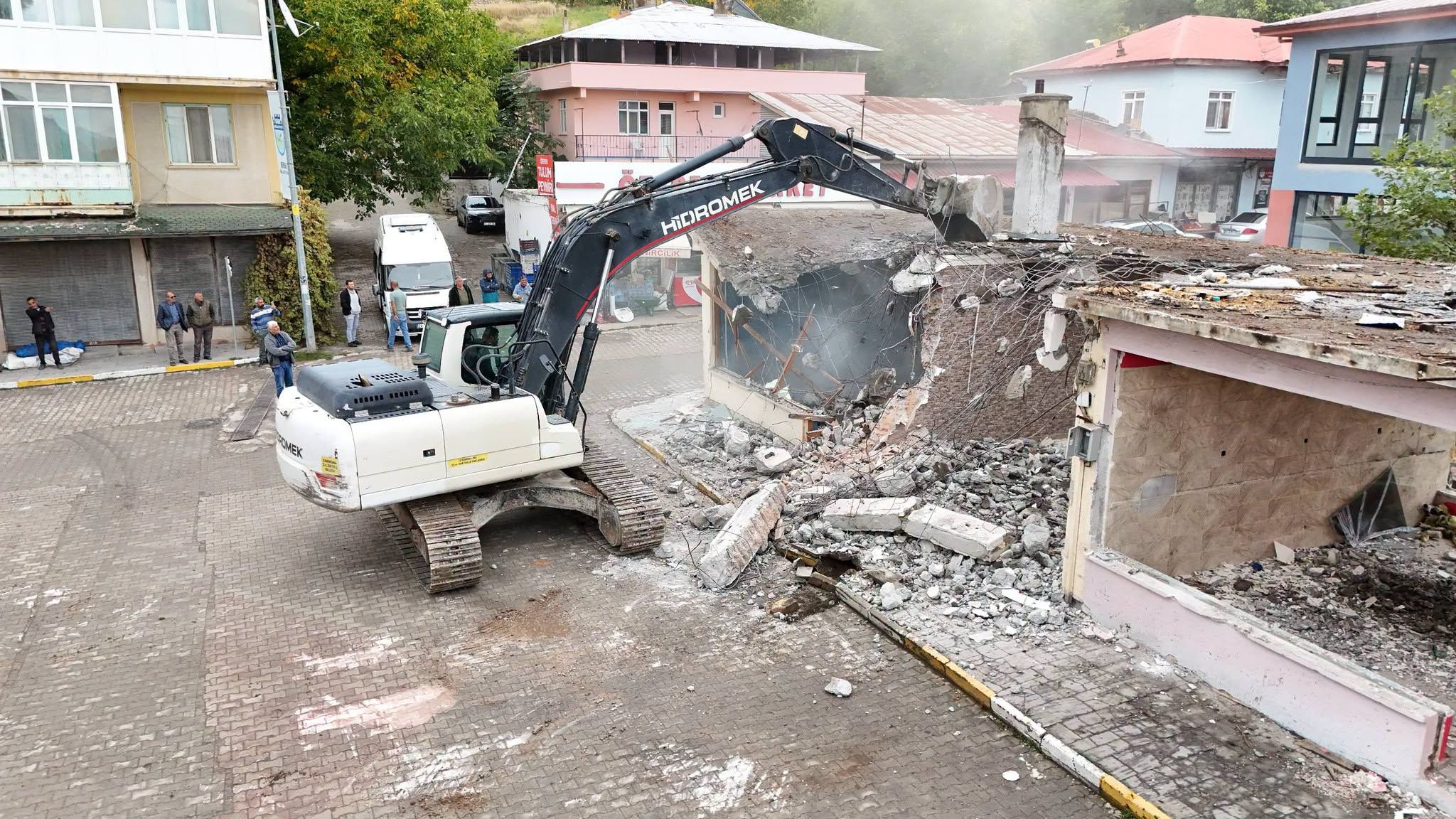 Kemah’ın Çehresi Değişiyor! İlçe Meydanı Projesinde Çalışmalar Sürüyor (3)