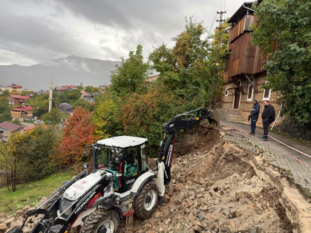 Kemaliye Kapalı Yol-1