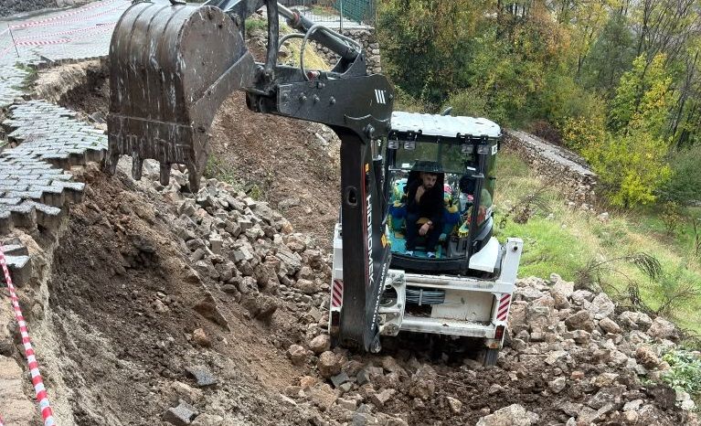 Kemaliye’de Aşırı Yağış Nedeniyle İstinat Duvarı Çöktü
